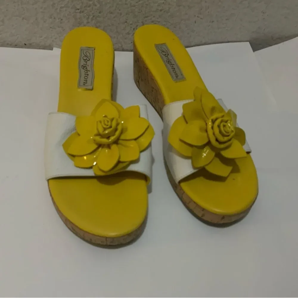 Brighton Helena Women’s Size 9 M  Slide Yellow and White flower leather.